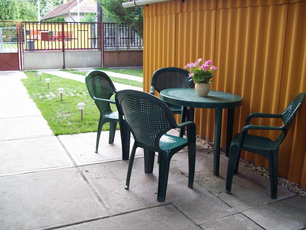Szivárvány Apartman Gyula Habitación foto