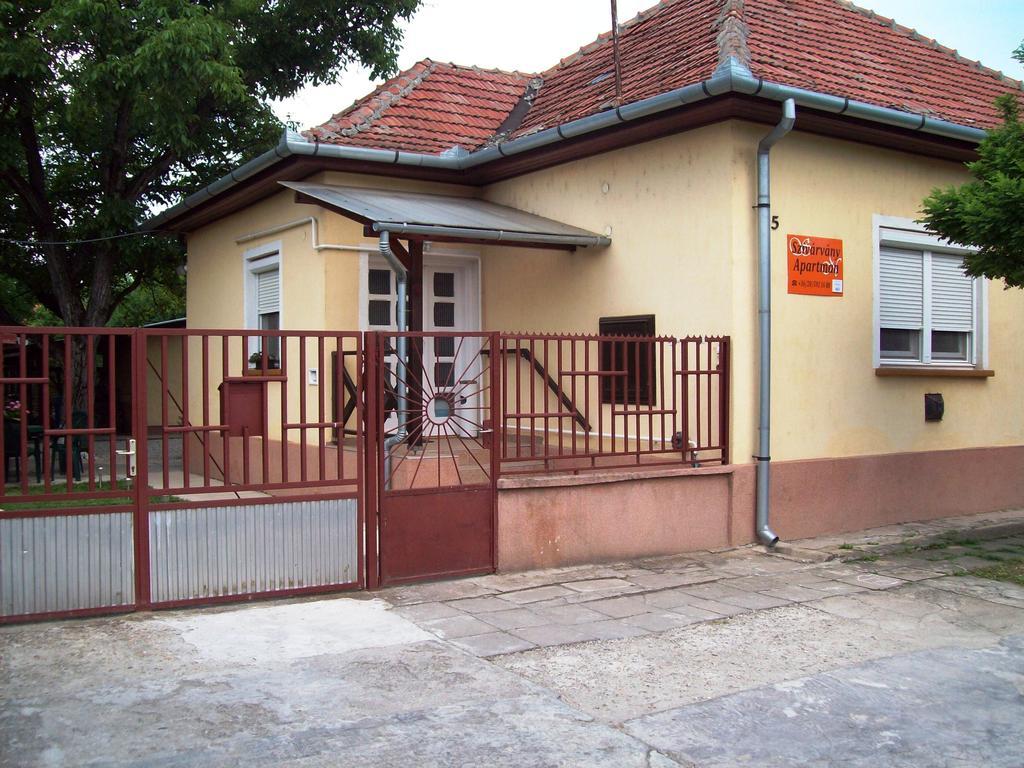 Szivárvány Apartman Gyula Habitación foto